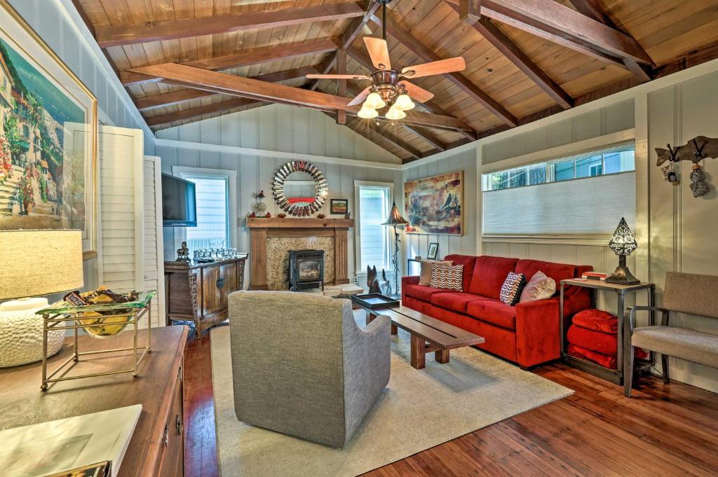 Redwoods Treehouse Across From the Russian River!, Guerneville