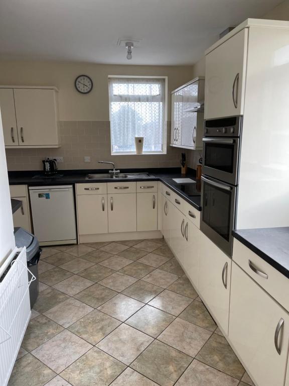 Spacious, Sleeps 17, 3 bathrooms, Parking, Mansfield - Casa Con Cinque Camere Da Letto