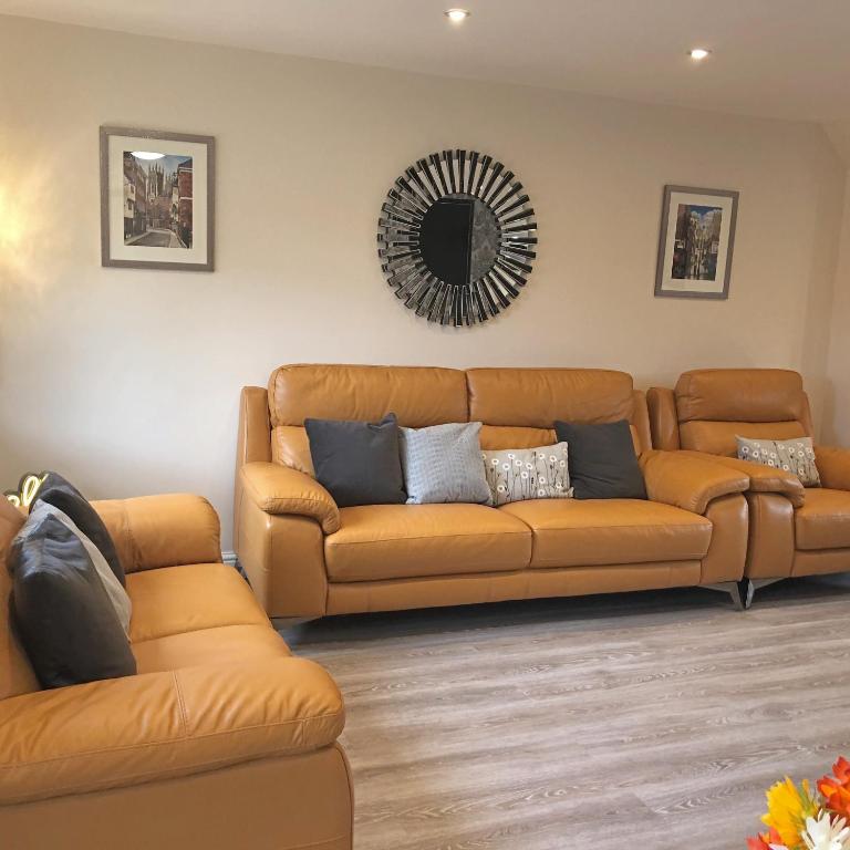 City Centre Town House with City Views and Free Parking 7FSBI - Three-Bedroom House