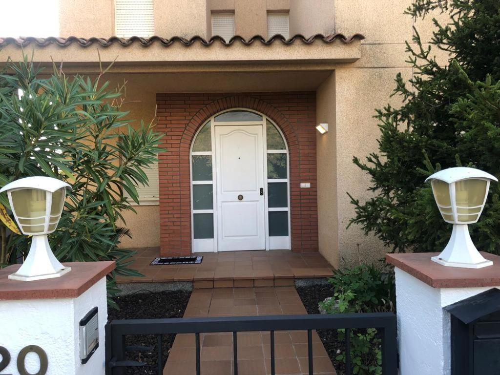 drzwi wejściowe domu z białymi drzwiami w obiekcie Casa Veuràs Girona - Montilivi w mieście Girona