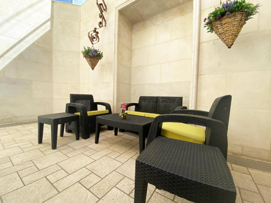 Posezení v ubytování Contemporary Semi Villa Apartment with Private Entrance in Khalda