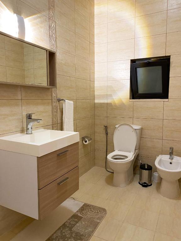 Koupelna v ubytování Contemporary Semi Villa Apartment with Private Entrance in Khalda