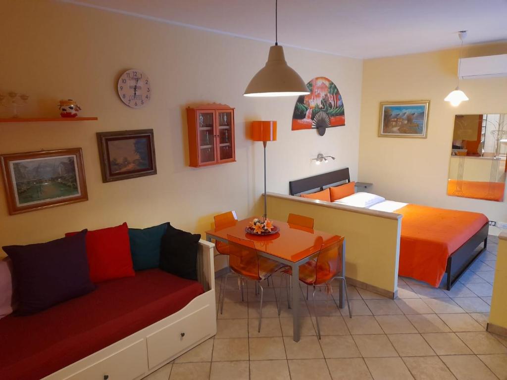 1 dormitorio con 2 camas, mesa y sofá en Mini appartamento vicino Roma, en Fiano Romano