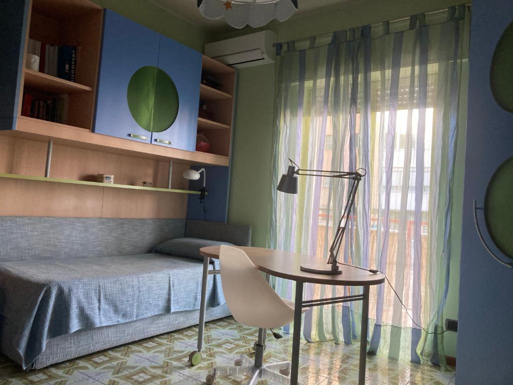 Casa Vincenza في باليرمو: غرفة نوم بسرير وطاولة مع كرسي