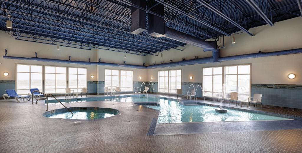 Selkirk的住宿－卡那塔賽瑞科酒店，大型建筑中的大型游泳池