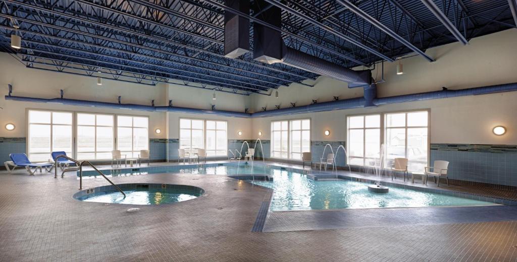 - une grande piscine dans un grand bâtiment dans l'établissement Canalta Selkirk, à Selkirk