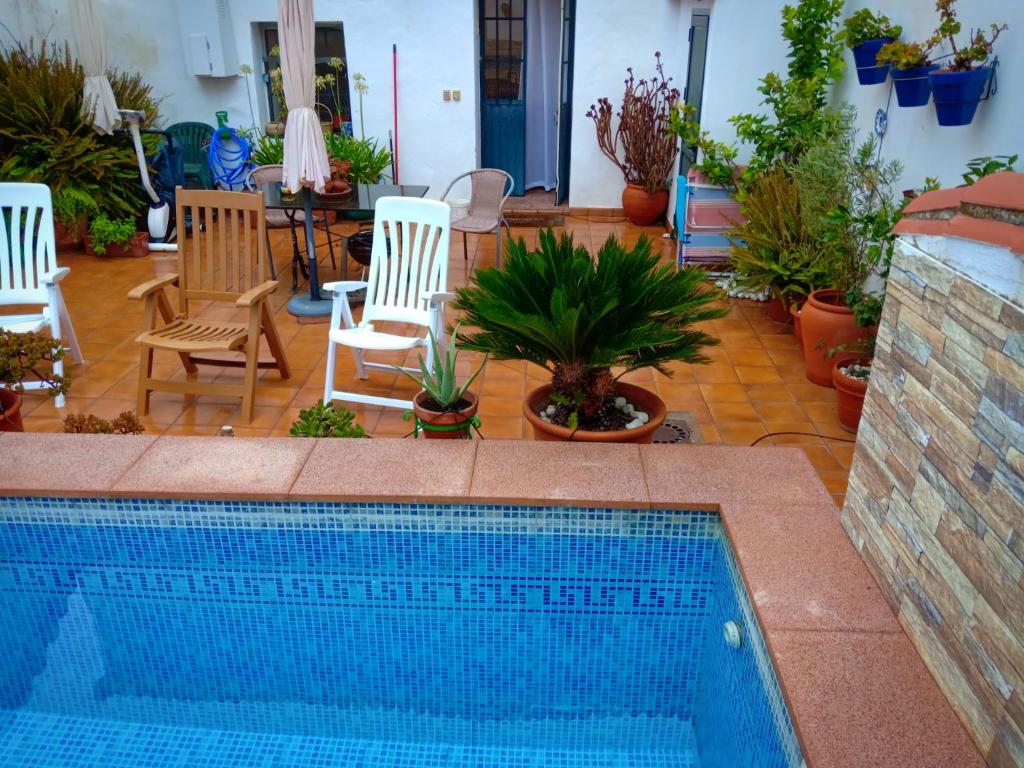 Kolam renang di atau di dekat Acogedora casa de pueblo con piscina
