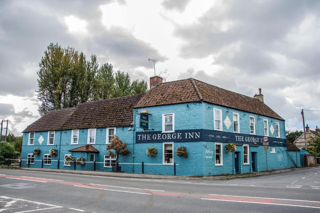 um edifício azul no lado de uma rua em The George Inn em Warminster