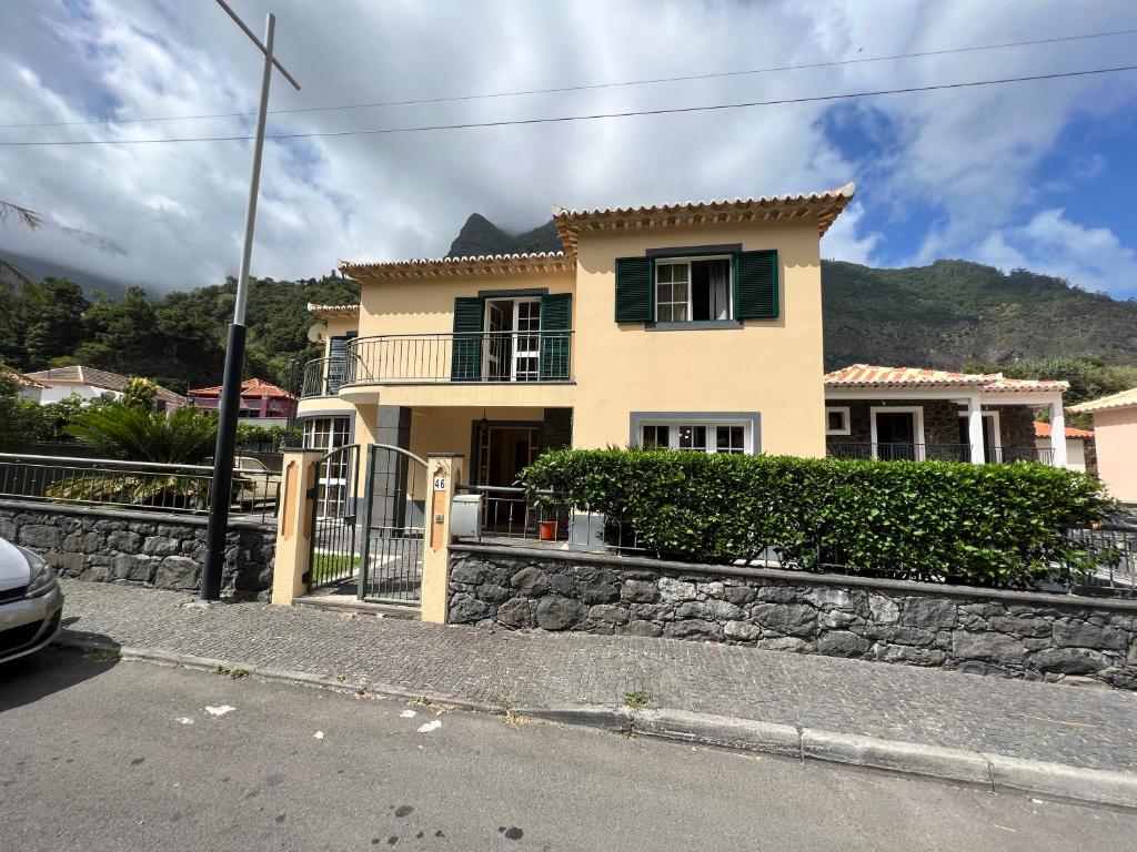 una casa al lado de una calle en Briola by AnaLodges, en São Vicente