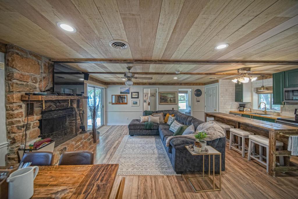 een woonkamer met een bank en een open haard bij Jewelbox Cottage in Huddleston