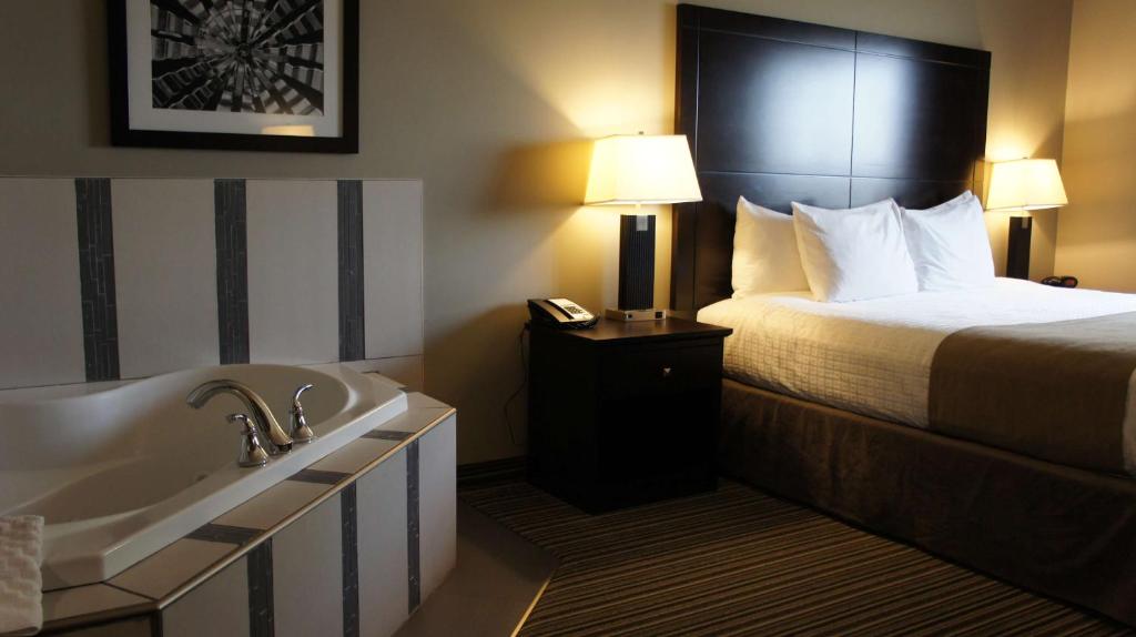 Postel nebo postele na pokoji v ubytování Best Western PLUS Fort Saskatchewan Inn & Suites