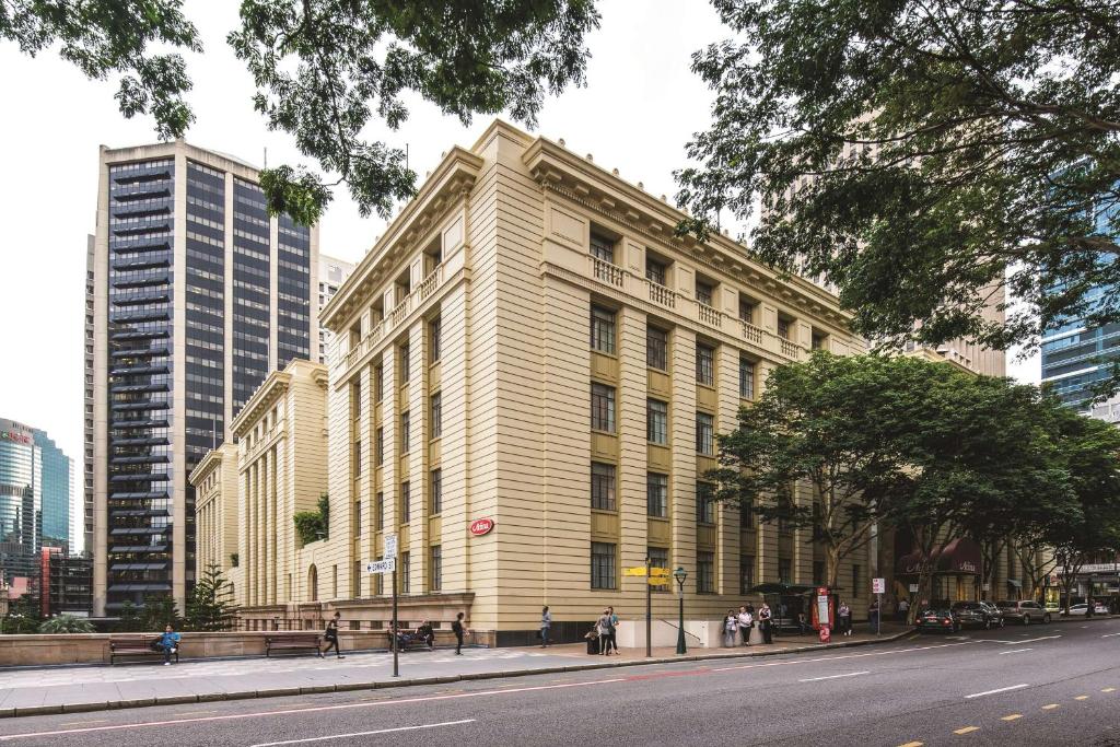 un grand bâtiment sur le côté d'une rue de la ville dans l'établissement Adina Apartment Hotel Brisbane Anzac Square, à Brisbane