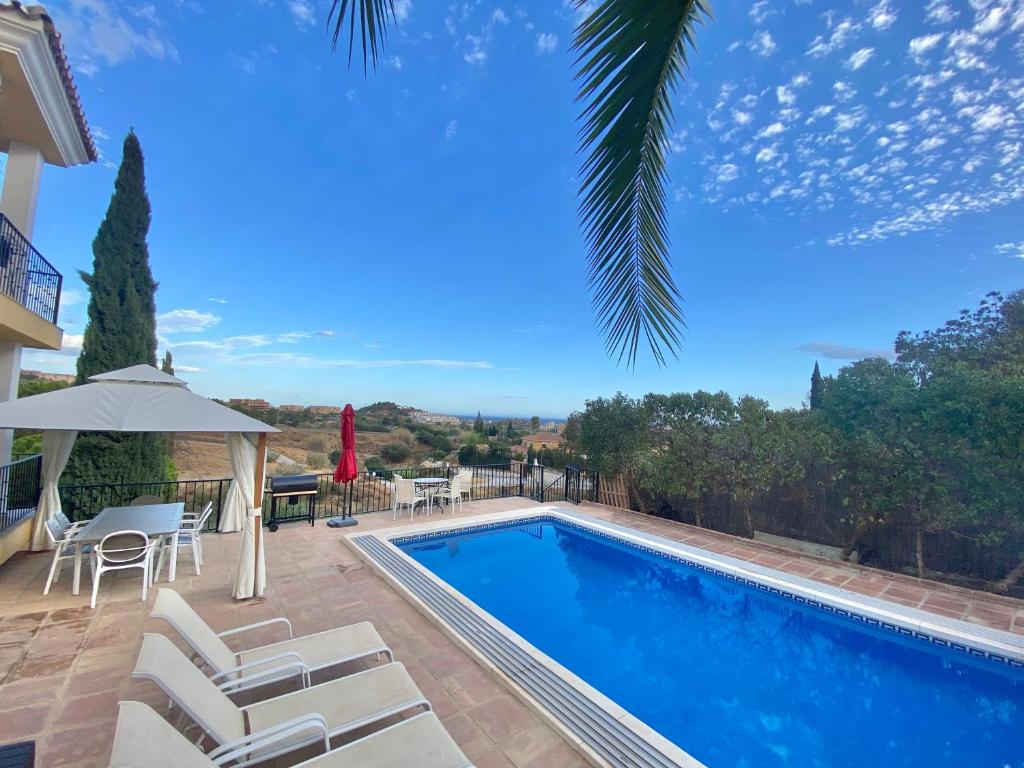 Bazén v ubytovaní Villa Vista Verde -Sea views -3 Bedrooms -Heated Pool alebo v jeho blízkosti