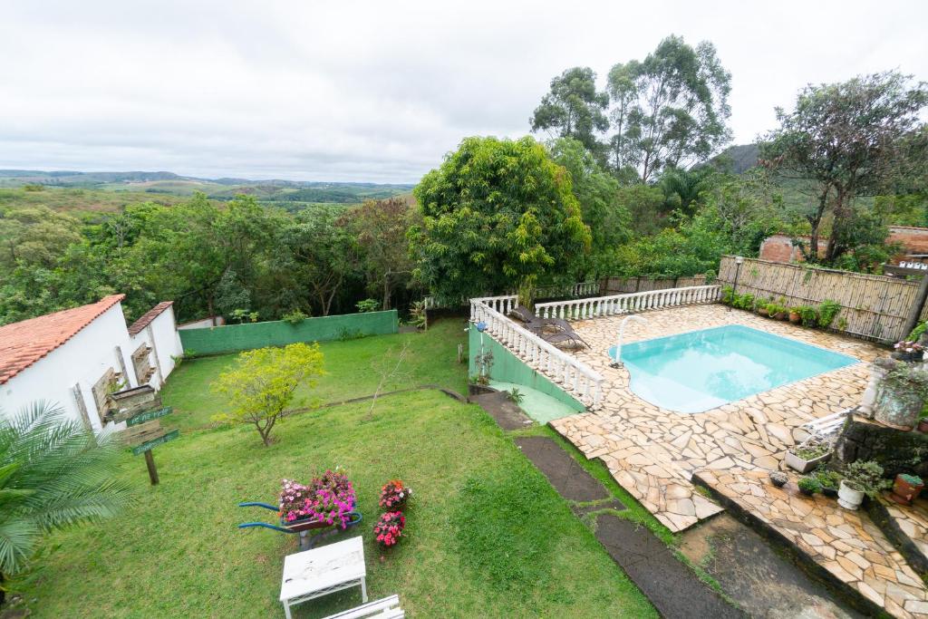 uma vista aérea de um quintal com uma piscina em Pousada Travessias em Tiradentes