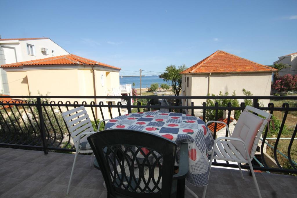 Balkón alebo terasa v ubytovaní Rooms by the sea Pasman - 8223