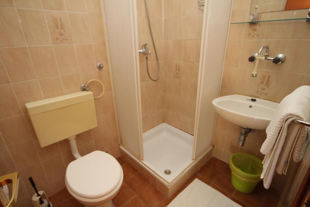 Kúpeľňa v ubytovaní Rooms by the sea Pasman - 8223