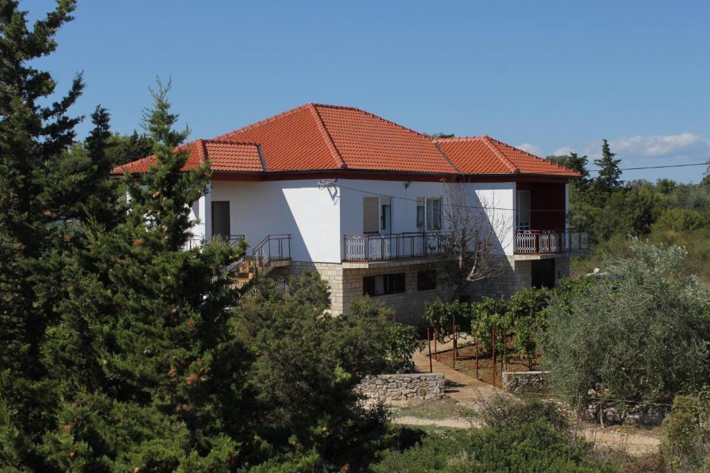 een huis met een rood dak bij Apartments with a parking space Ugljan - 8404 in Ugljan