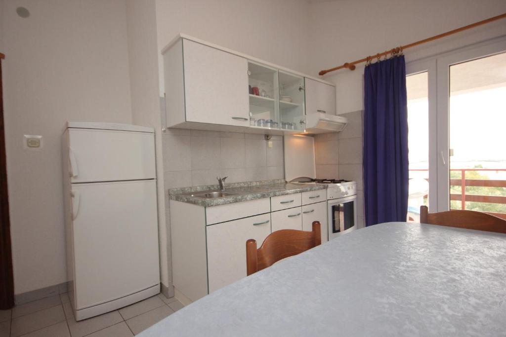Kuchnia lub aneks kuchenny w obiekcie Apartments with a parking space Kraj, Pasman - 8502