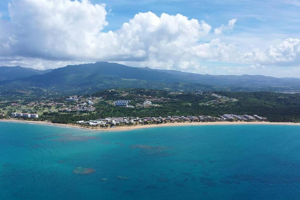 uma vista aérea de uma praia com casas e o oceano em Entire Beach Apartment with view to El Yunque National Rain Forest em Río Grande