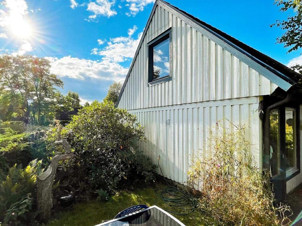 een wit huis met een raam aan de zijkant bij Holiday home GÄRSNÄS in Gärsnäs