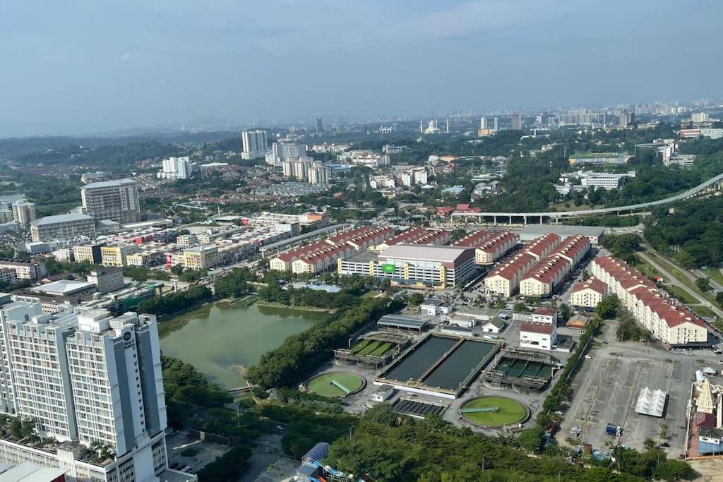 uma vista aérea de uma cidade com um lago e edifícios em Hill10 Residence, I-City (above DoubleTree Hotel) em Shah Alam