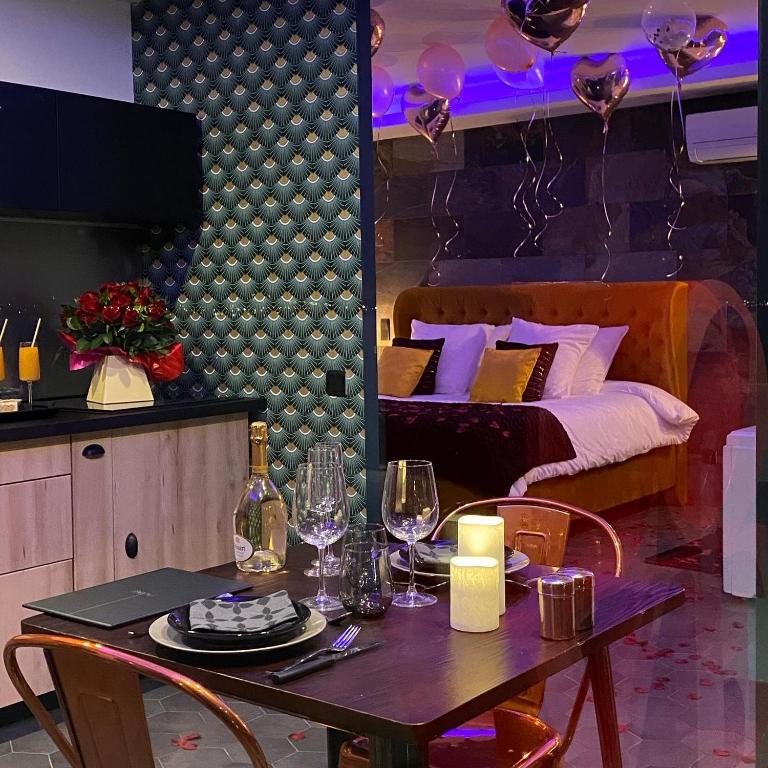 - une table avec des verres à vin et un lit dans une chambre dans l'établissement Les Hauts de Saint Jean - HDS Suite, à Martigues