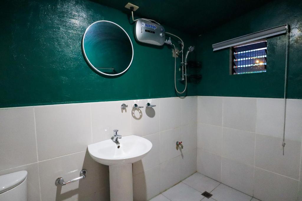 Uma casa de banho em Ocean Breeze Hostel by Daily Sweet