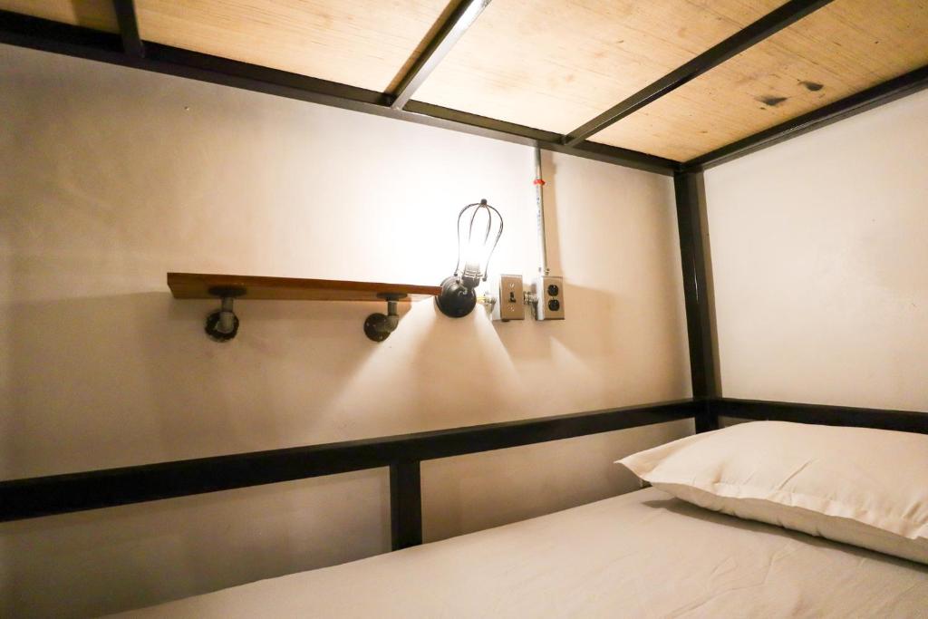 Uma cama ou camas num quarto em Ocean Breeze Hostel by Daily Sweet
