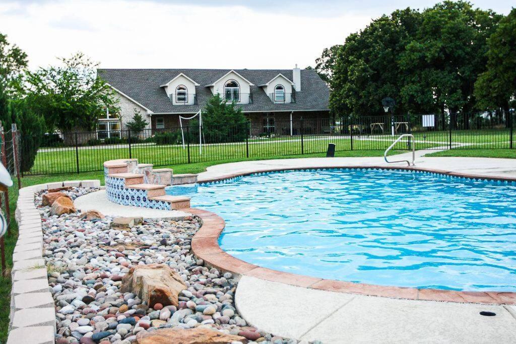 Luxury 11BR 6500 SFT Ranch Retreat near TX Motor Speedway Sleeps 25