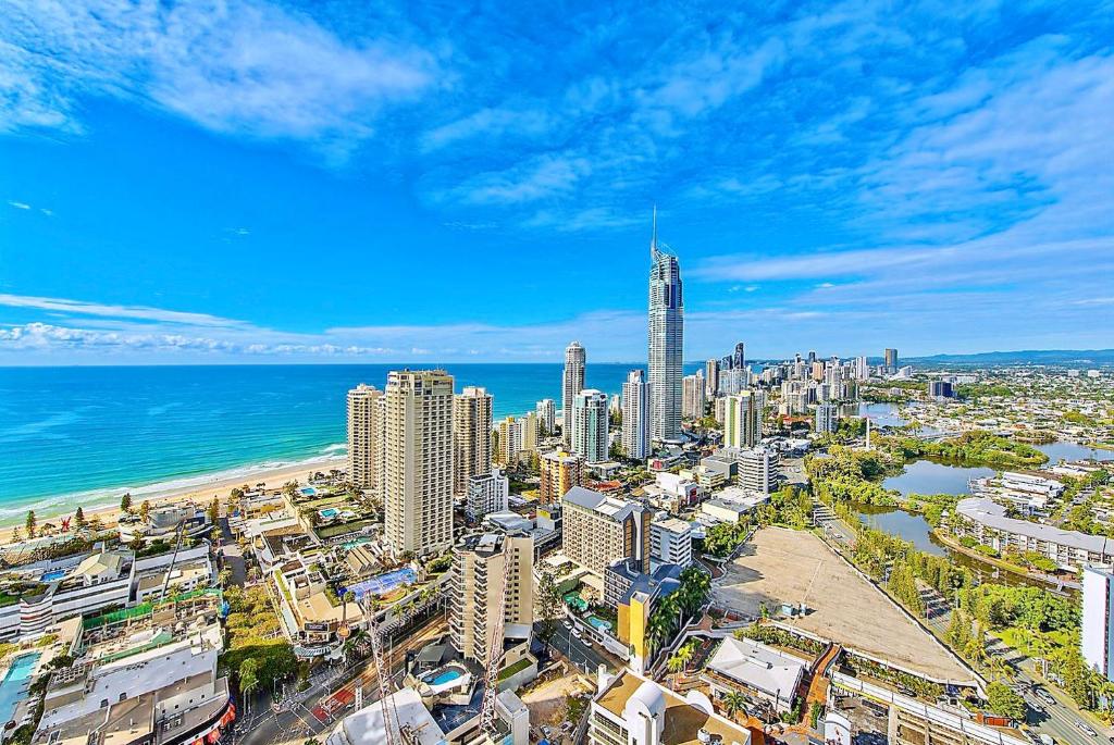Circle On Cavill Surfers Paradise Apartments-Holiday Paradise - 豪华三卧室公寓，可欣赏天空景观