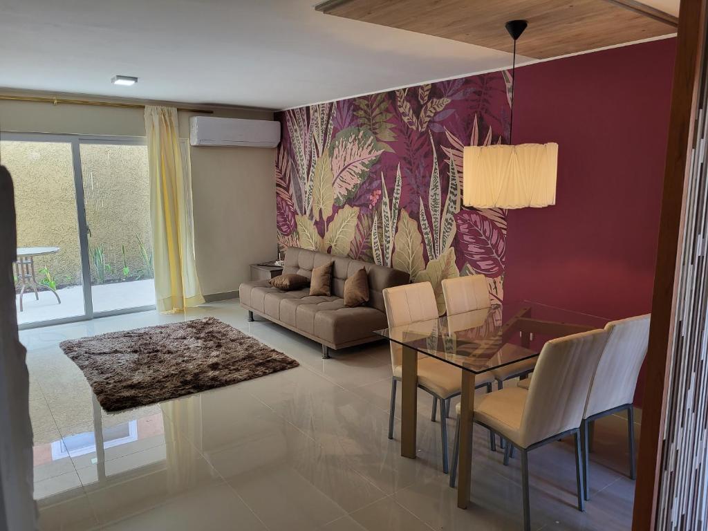 sala de estar con sofá y mesa en New 3 bedroom home in modern housing complex, en Manta
