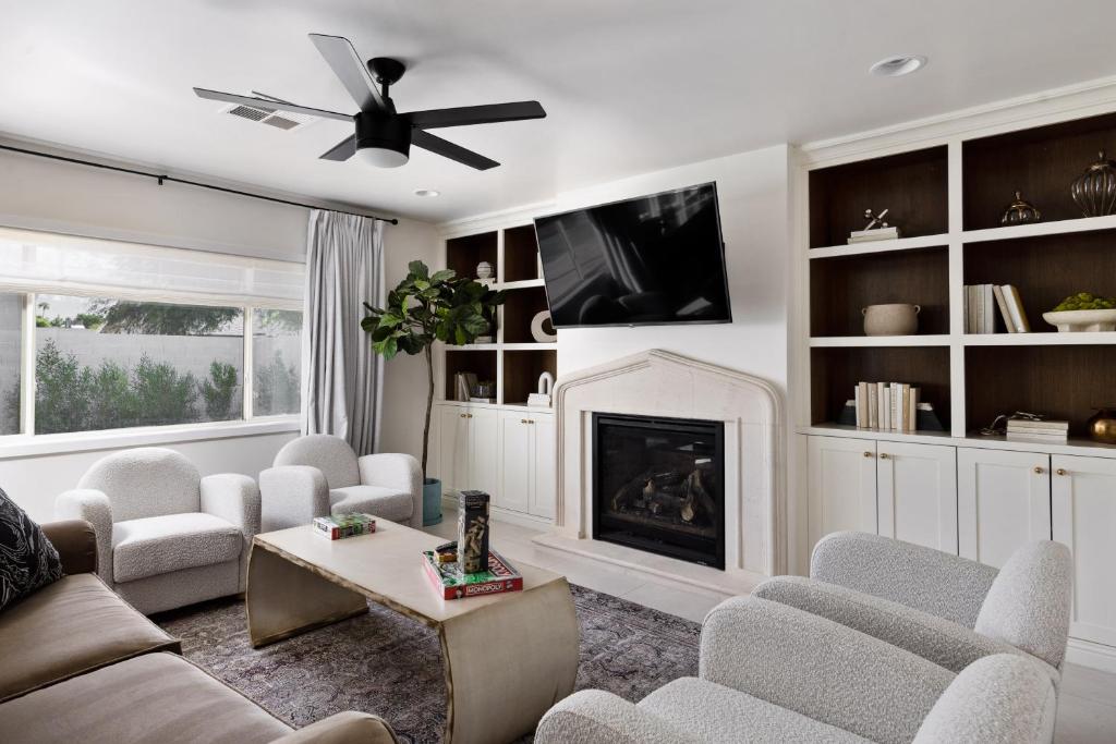 South Scottsdale w/ Chef's Kitchen & Golf Nearby!! - Huis Met Vier Slaapkamers