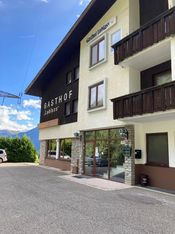 Budova, kde se hotel nachází
