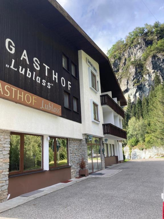 um edifício com o nome de um hotel em Gasthof Lublass em Matrei in Osttirol