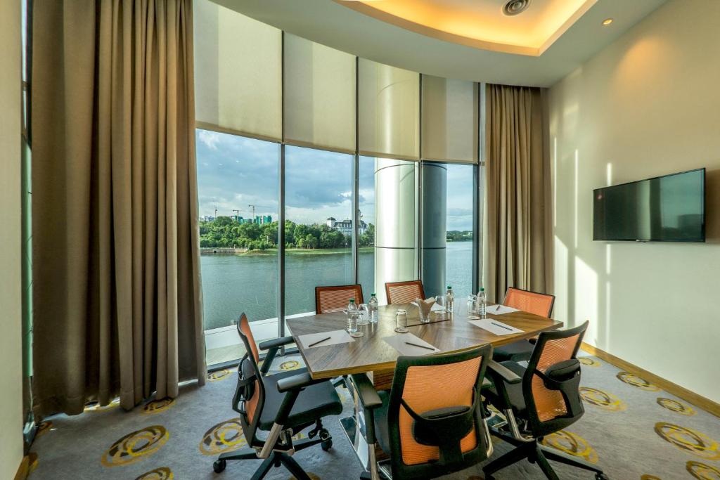 TV a/nebo společenská místnost v ubytování Zenith Hotel Putrajaya