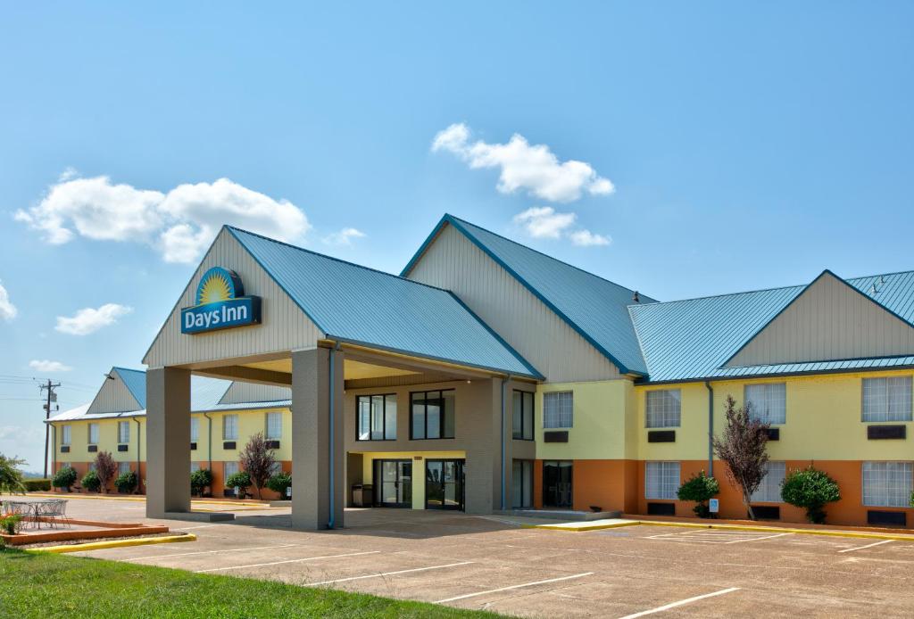 un hotel frente a un estacionamiento en Days Inn by Wyndham Tunica Resorts en Robinsonville