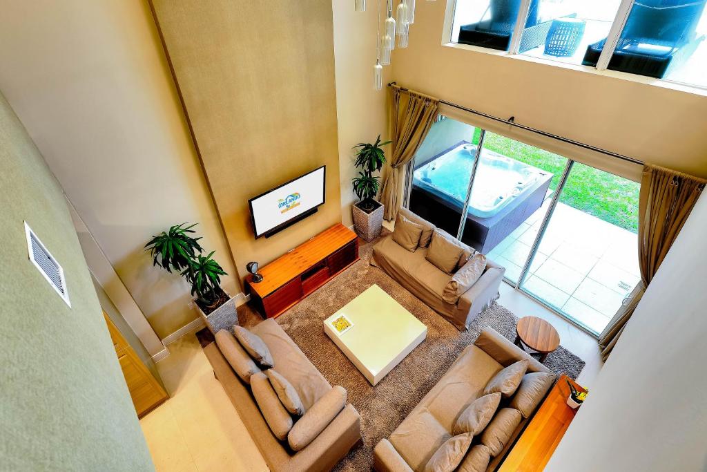 Beautiful Townhome Overlooking The Lake And The Pool - Housity