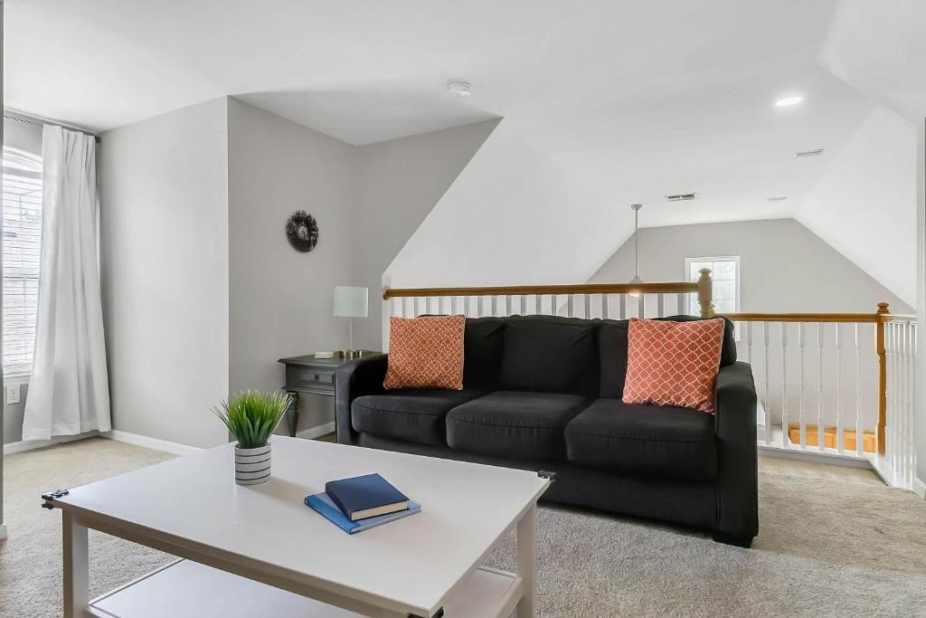 Cozy Apartment Only Miles From Disney Community Pool And Jacuzzii - Three-Bedroom Apartment