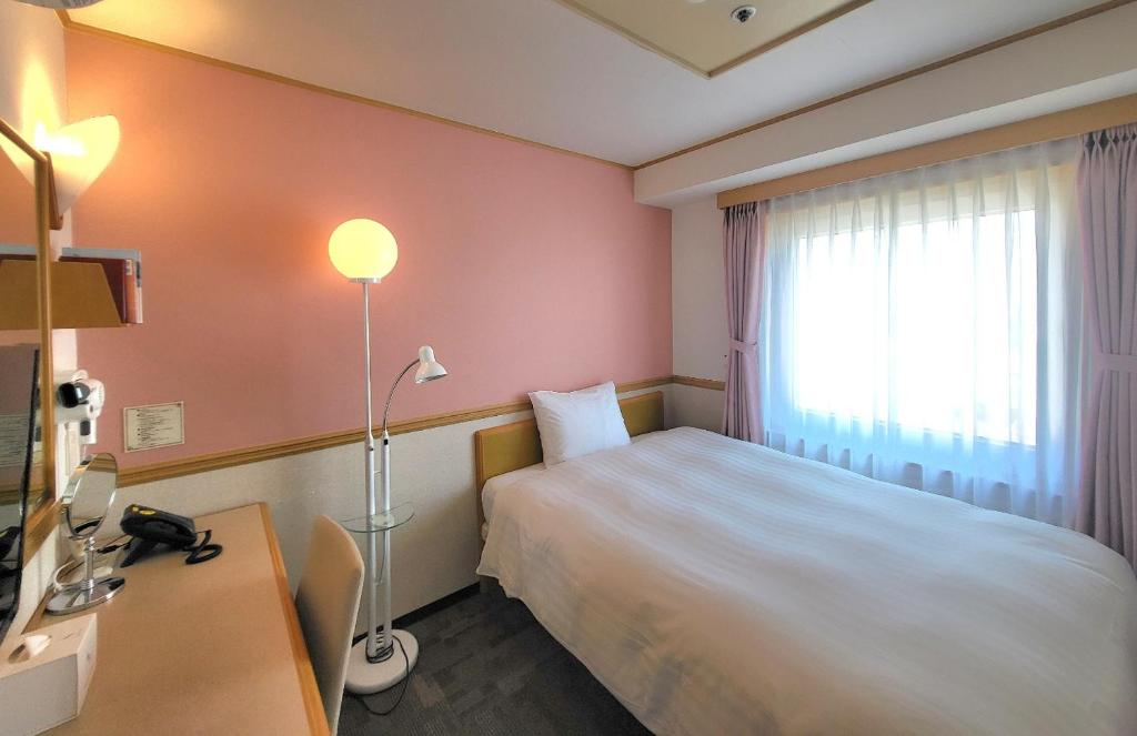 Postel nebo postele na pokoji v ubytování Toyoko Inn Busan Jungang Station