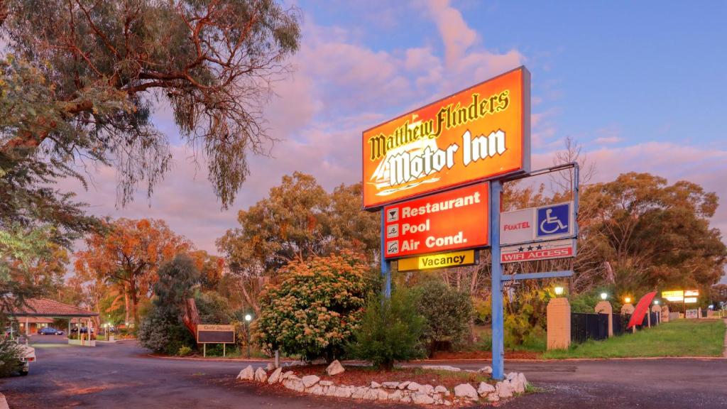 ein Schild für ein königliches Gasthaus auf einer Straße in der Unterkunft Matthew Flinders Motor Inn in Coonabarabran