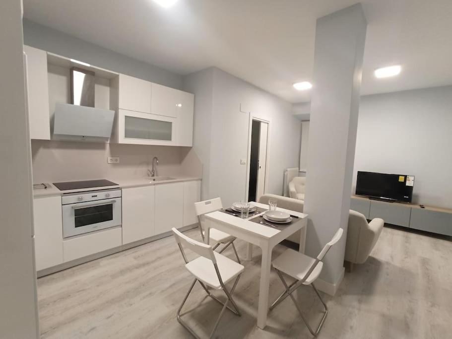 Кухня або міні-кухня у Cómodo apartamento en el centro de Bermeo.