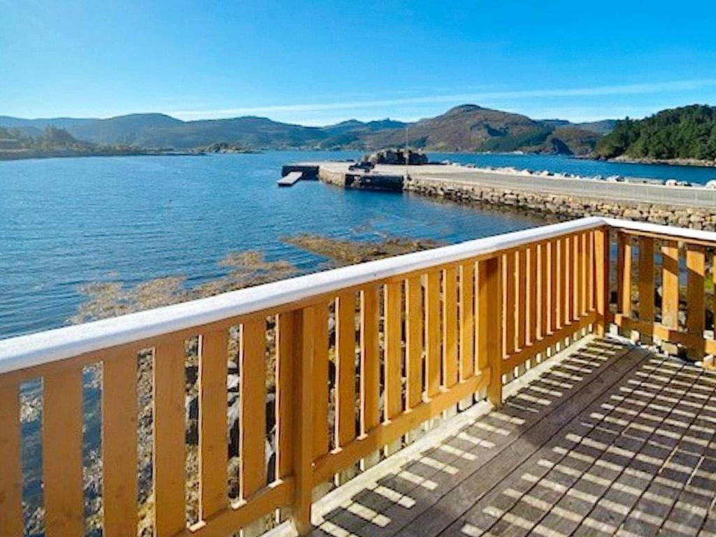 una terraza de madera con vistas a una masa de agua en 4 person holiday home in MÅLØY-By Traum, en Måløy