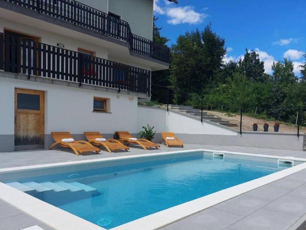 Bazén v ubytování Holiday Home Kozji Vrh with Sauna and Views nebo v jeho okolí