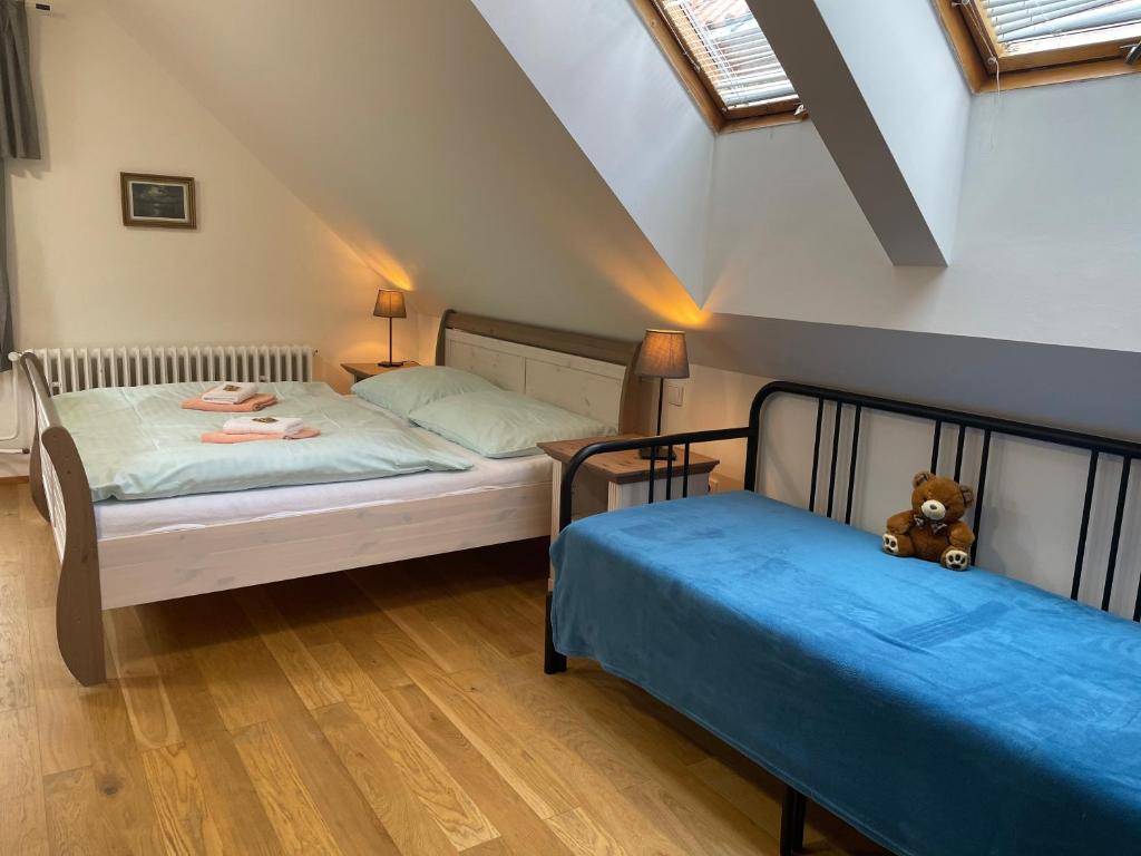 En eller flere senge i et værelse på Apartmány Žlutý domeček