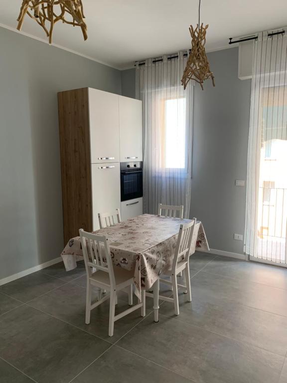 kuchnia ze stołem i krzesłami w pokoju w obiekcie San Felice Apartment w Bolonii