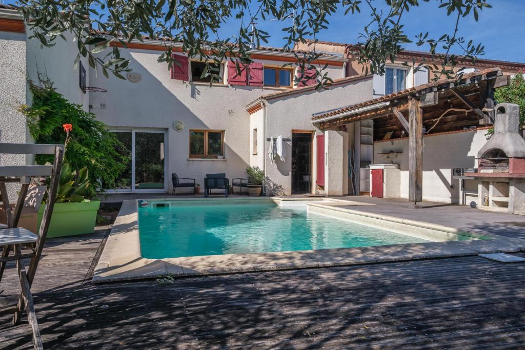 Bazén v ubytovaní Maison tout confort avec piscine alebo v jeho blízkosti