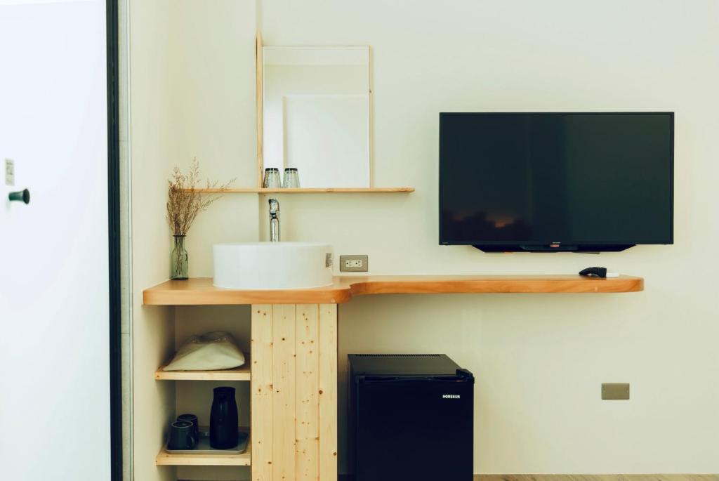 TV a/nebo společenská místnost v ubytování Mountains Inn