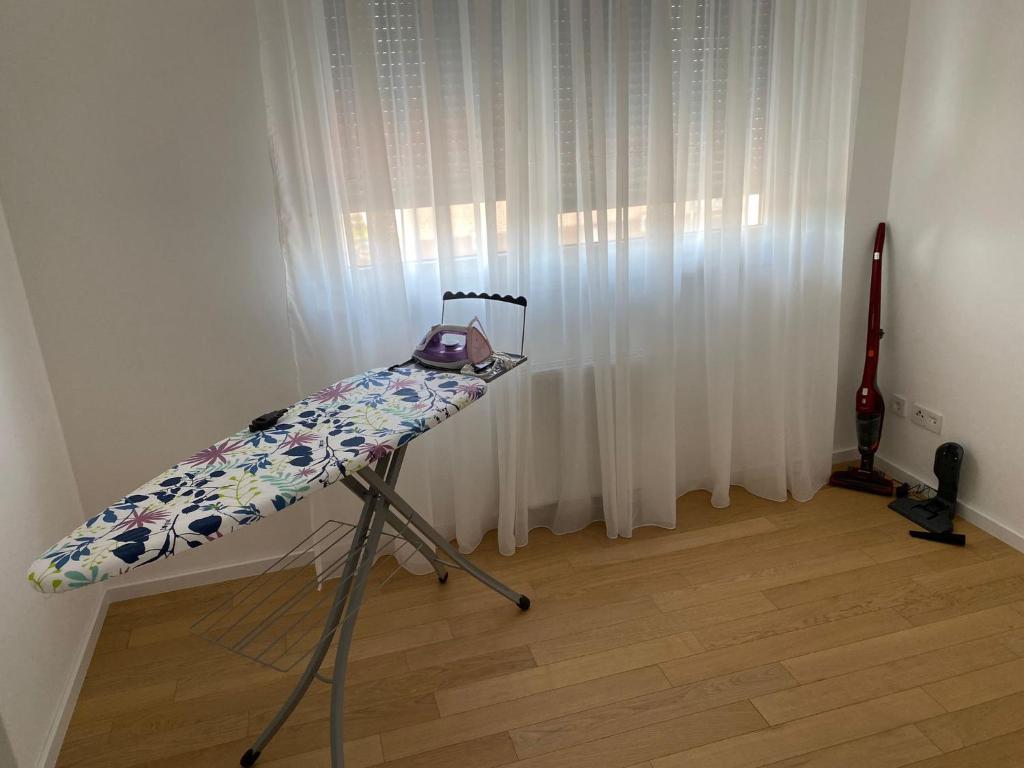 Ce lit se trouve dans un dortoir doté d'une fenêtre. dans l'établissement Apartman ARIA, à Zagreb
