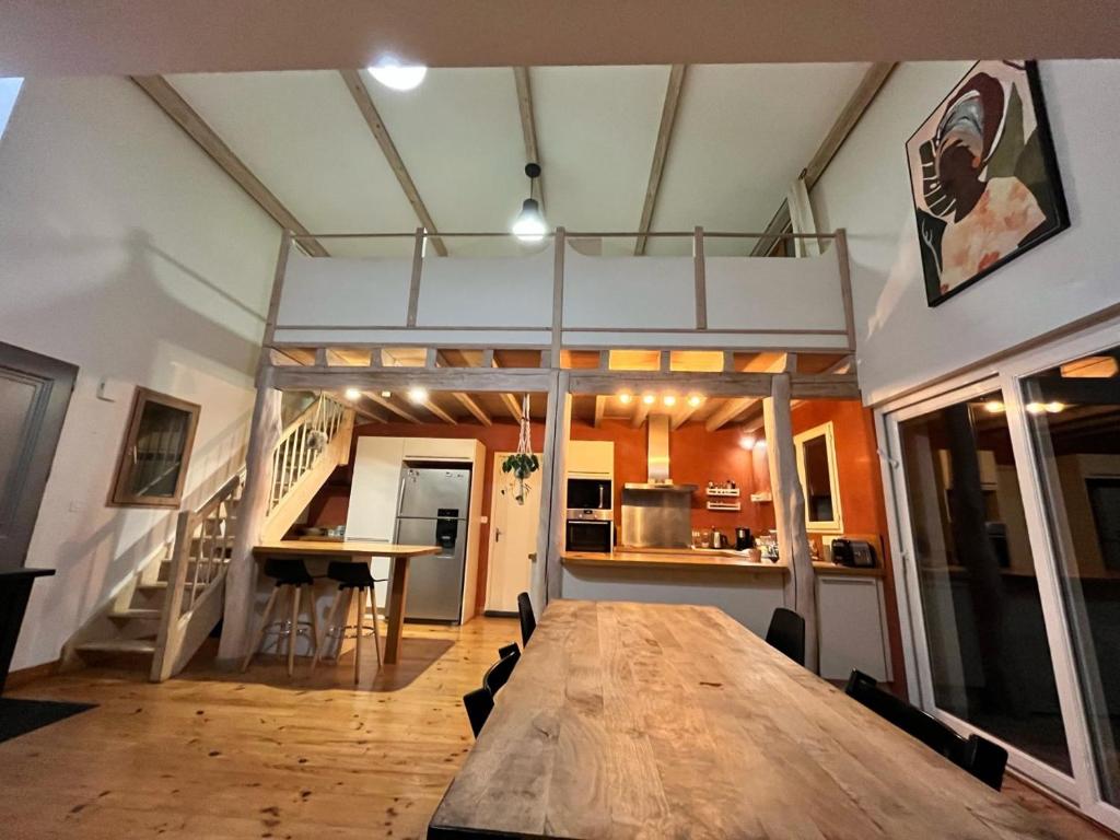 Kuchyňa alebo kuchynka v ubytovaní Maison tout confort avec piscine