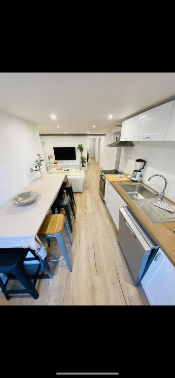 une cuisine avec un évier et un plan de travail dans l'établissement Maisons refait à neuf proche centre ville., à Fleury-sur-Orne